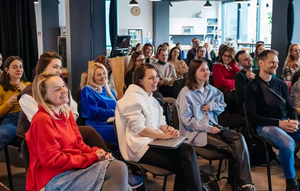 Attendees attentively listen during a communication and pitching workshop by Jeff Cabili at SET University, part of free IT courses.