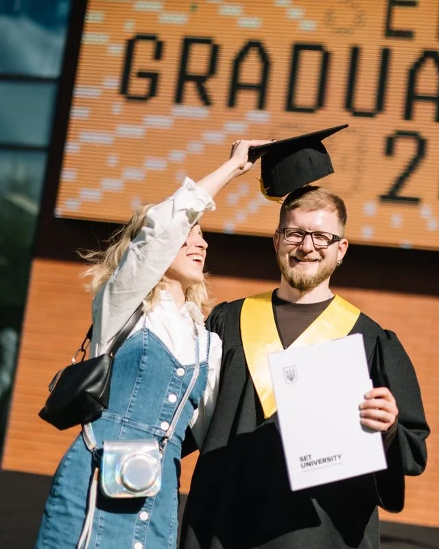 Випускник SET University з рідною людиною на випуску 2026 року