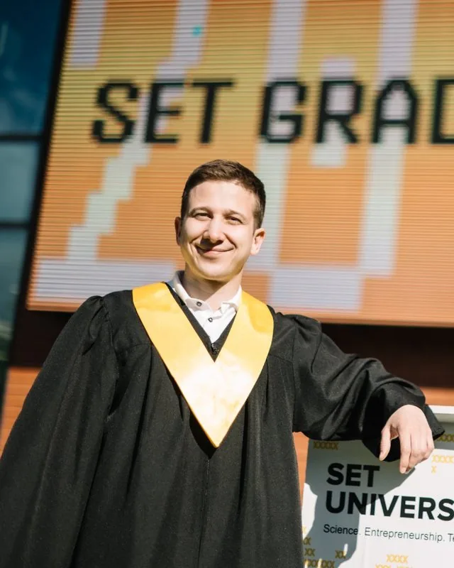 Випускник SET University на випуску 2026 року