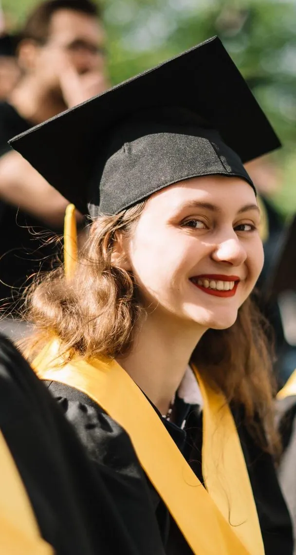 Усміхнений випускник SET University у шапочці