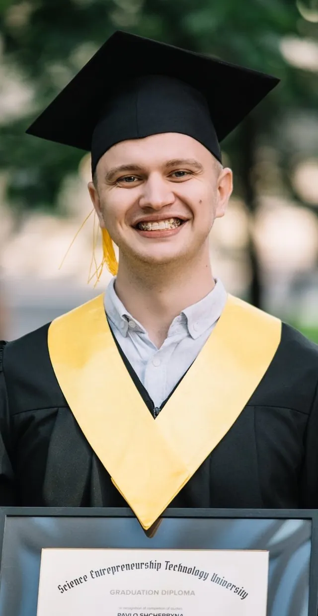Випускник SET University з дипломом