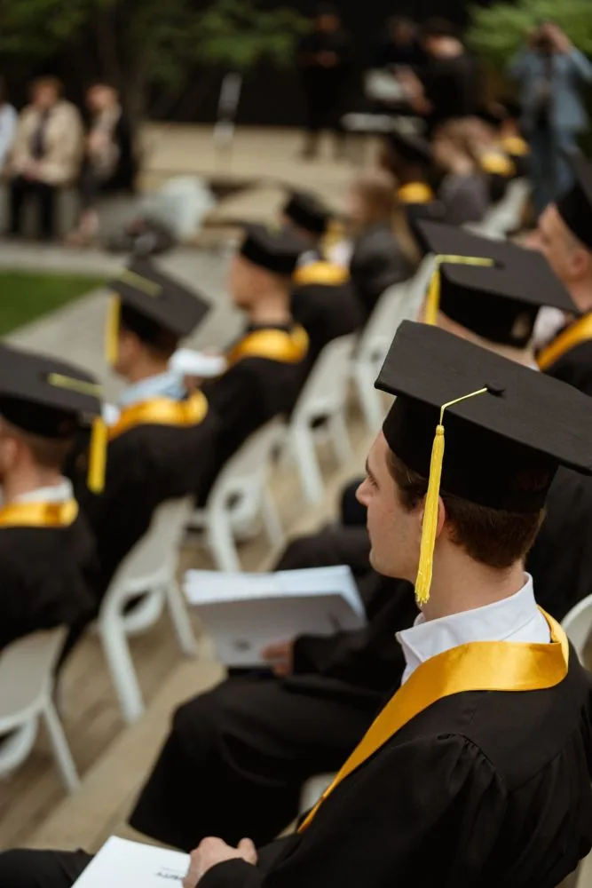 Випускники SET University на випуску 2026 року, вигляд зі спини